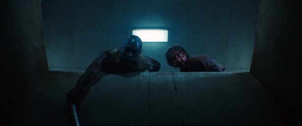 下層階の住人は常に飢えに苦しむことに(『プラットフォーム』)