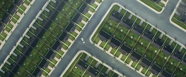 パステルカラーの家が延々と続く住宅街ヨンダーから抜け出せない『ビバリウム』