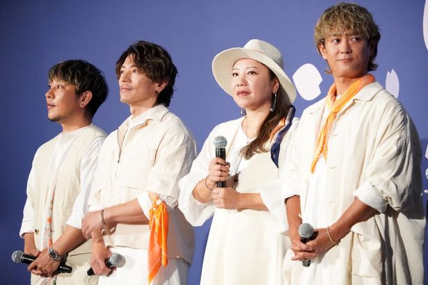 主題歌を担当したHY(新里英之、名嘉俊、許田信介、仲宗根泉)も駆けつけた