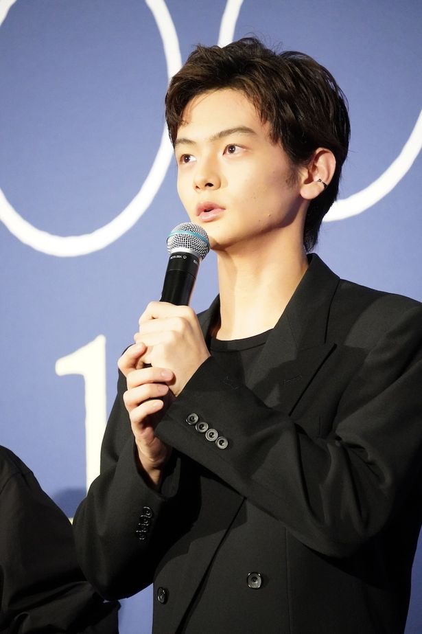 川辺に座り続ける訳ありの死者の少年を演じる齋藤潤
