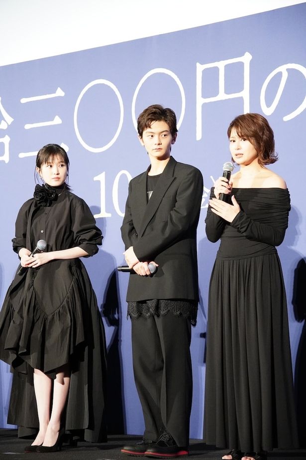 【写真を見る】首元のフラワーモチーフが目を引く福本莉子や齋藤潤など、ブラックコーデで登場した『時給三〇〇円の死神』キャストたち