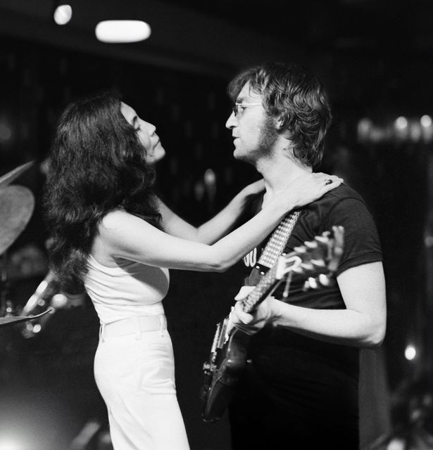 小さなアパートで肩を寄せ合い、恋人として日々を過ごし、音楽を通して響き合う2人