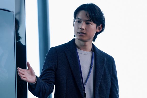 【写真を見る】『白鳥とコウモリ』で松村北斗は容疑者の息子、倉木和真役