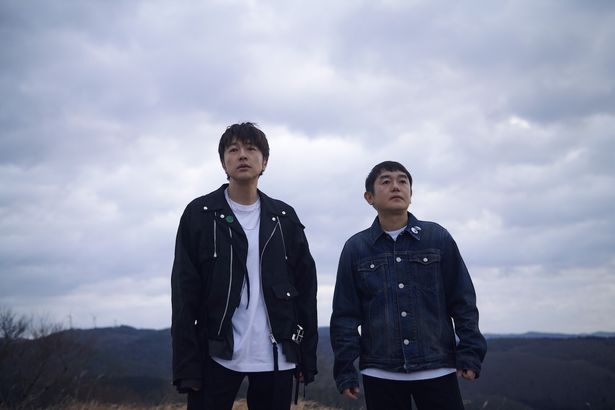 【写真を見る】『高校生家族』主題歌「これも青春だ」を歌うゆず