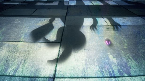 ネオンが光る夜の街の欄干に、ばけのかわポケモンのミミッキュが現れる