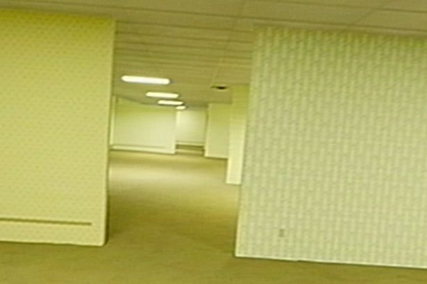 パーソンズによるYouTubeシリーズは、インターネット発の都市伝説「The Backrooms」に着想を得て制作された