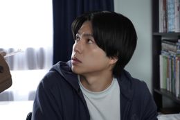 罪の意識にさいなまれる幸来を諭し、落ち着かせようとするカット