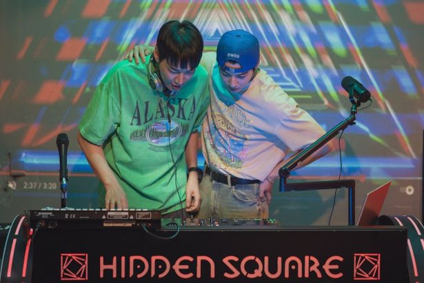 【写真を見る】“顔天才バカ”ヨンミン役でチャウヌがDJ姿を披露！ノリノリな表情に注目
