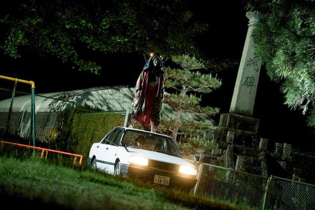 【写真を見る】車の上からカップルをズドン…田治見要蔵のトラウマ必至な大殺戮シーン！