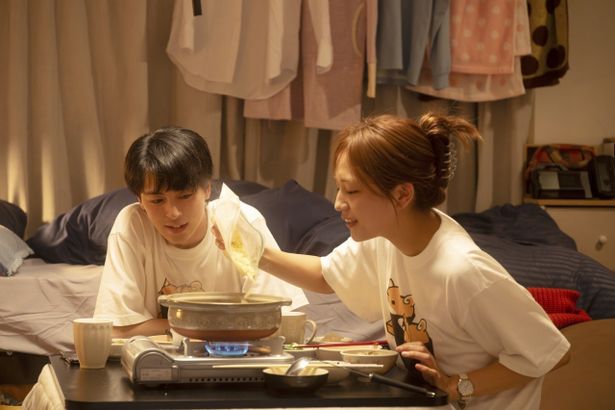 おそろいのTシャツを着て鍋を囲む和と将一