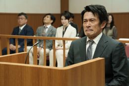 法廷で被告人席に座る万感の思いを浮かべた藤堂