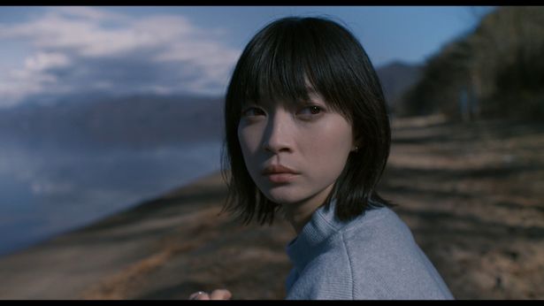 豪華なおもてなしを受けるカップルは、しだいに「水」に蝕まれていく