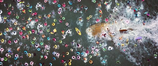 リゾートの浮かれた人々に容赦なく襲いかかる(『MEG ザ・モンスター』)