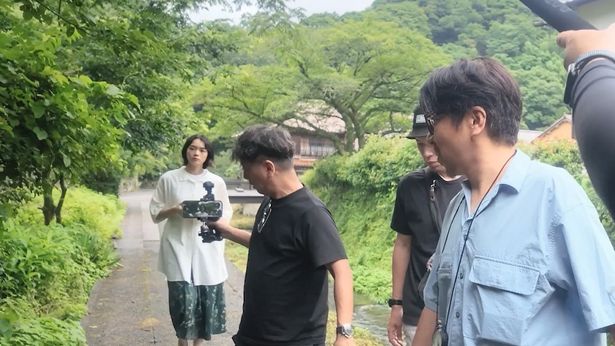 持ち歩きが容易なOsmo Pocket 4P。町を歩きながらアドリブ撮影も行われた