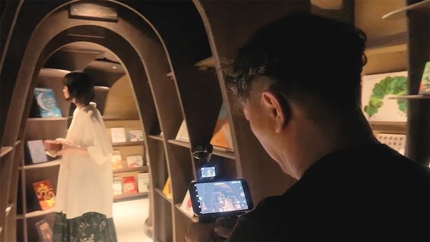 狭く入り組んだ空間でも、コンパクトかつ手振れの少なさで柔軟な撮影が可能