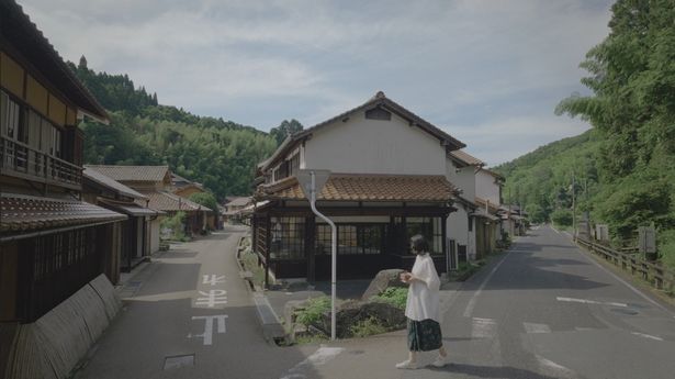美しい町並みだからこそ、どこか非現実的な感覚にも陥る作品に