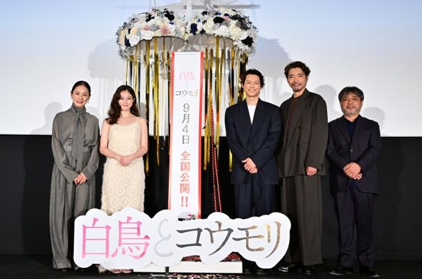 『白鳥とコウモリ』公開前夜祭に松村北斗、今田美桜、柄本佑、吉田羊、岸善幸監督が登壇 