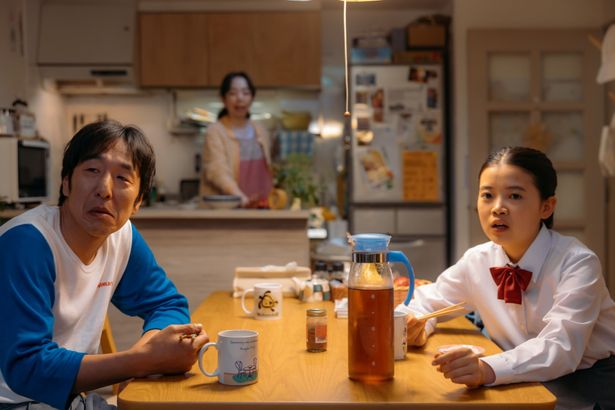 自宅で父とくつろぐ聡子