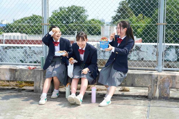 友人たちと共に恋バナで大盛り上がりする聡子