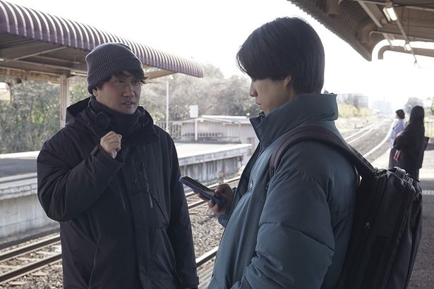 撮影現場で話し合う近藤監督と重岡