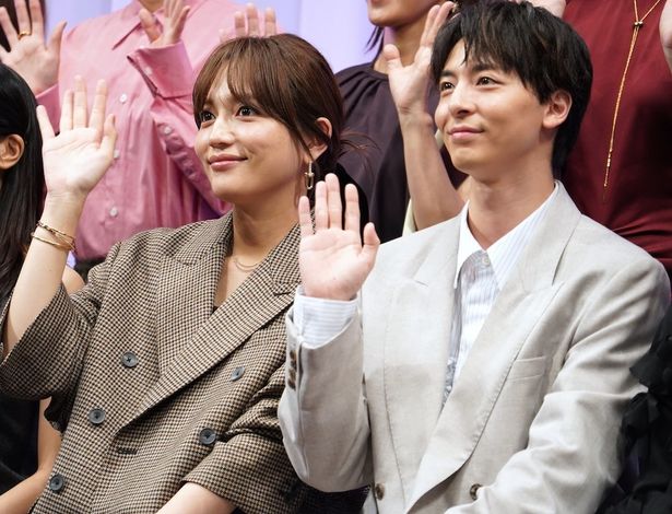 【写真を見る】「すごく心強かった」！夫婦役を演じた川口春奈＆高杉真宙、お互いの気づかいや存在に感謝