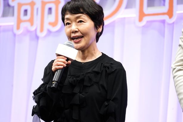娘の本音を誰よりも理解し、幸せを願う母、美智子役の小林聡美