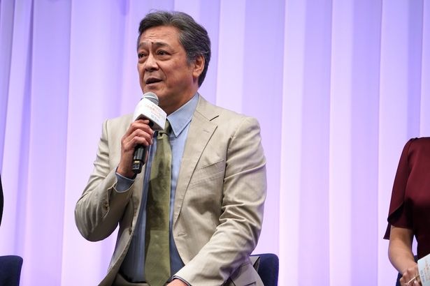 櫛引家の大黒柱、父・慎吾役のデビット伊東