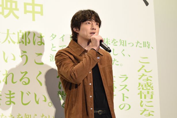 改めて、中野監督に対して感謝の言葉を述べる坂口健太郎