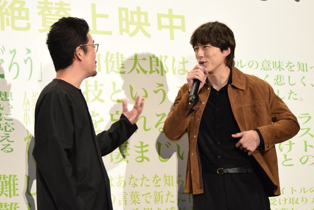 壇上で息の合った掛け合いを見せる坂口健太郎と中野量太監督