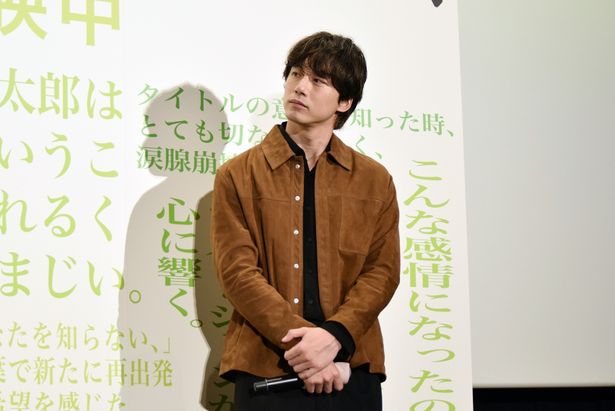 中野監督からのメッセージに聞き入る坂口健太郎