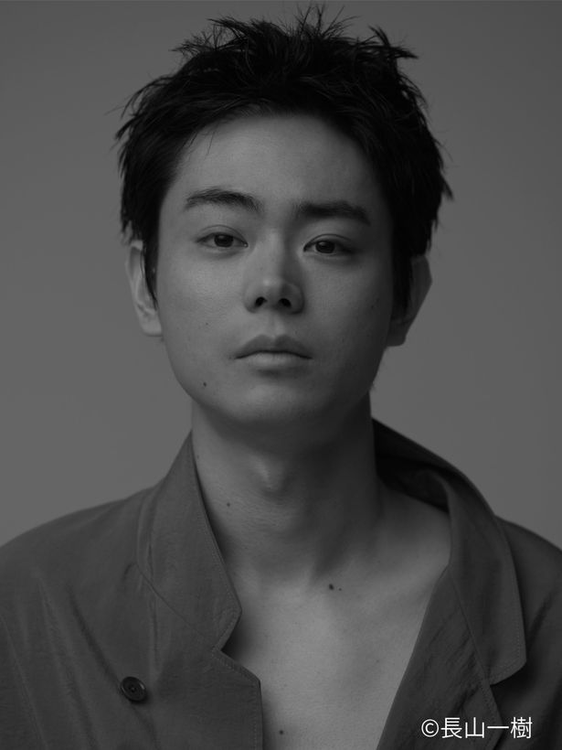 【写真を見る】長編初監督兼主演を務める菅田将暉