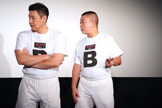 怖いものが苦手な松尾駿(右)は、ポスターを見るだけでも少し怖そうな表情を見せる