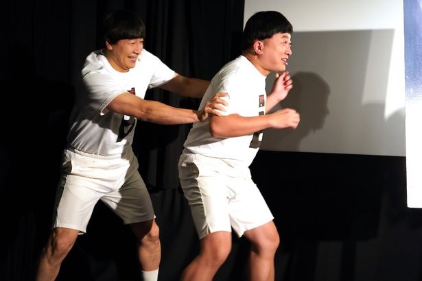 松尾の後ろに隠れる長田
