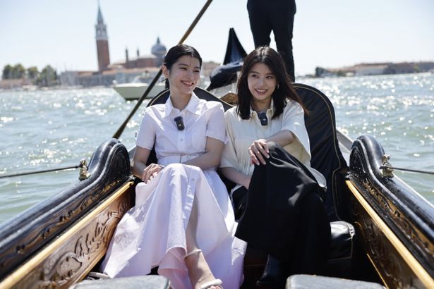 【写真を見る】ゴンドラに乗って運河を巡り、笑顔を見せる出口夏希と蒔田彩珠