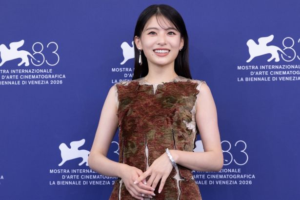 藤野役の出口夏希