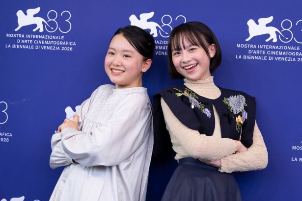 子ども時代の藤野と京本を演じた七瀬ふうりと岡田六花(左)