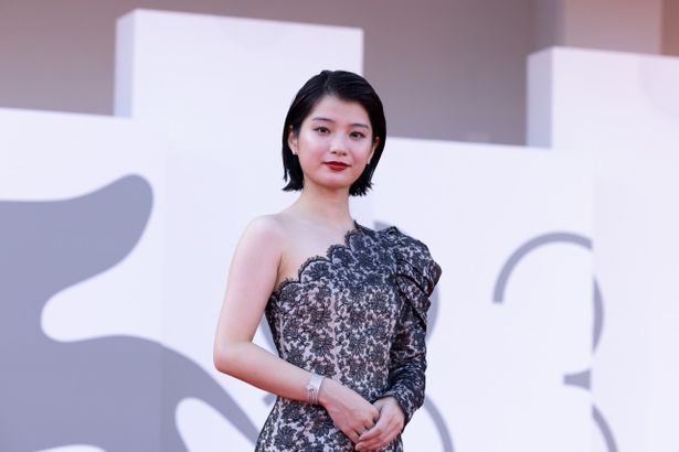繊細なレースが印象的なワンショルダーのロングドレスをまとった蒔田彩珠