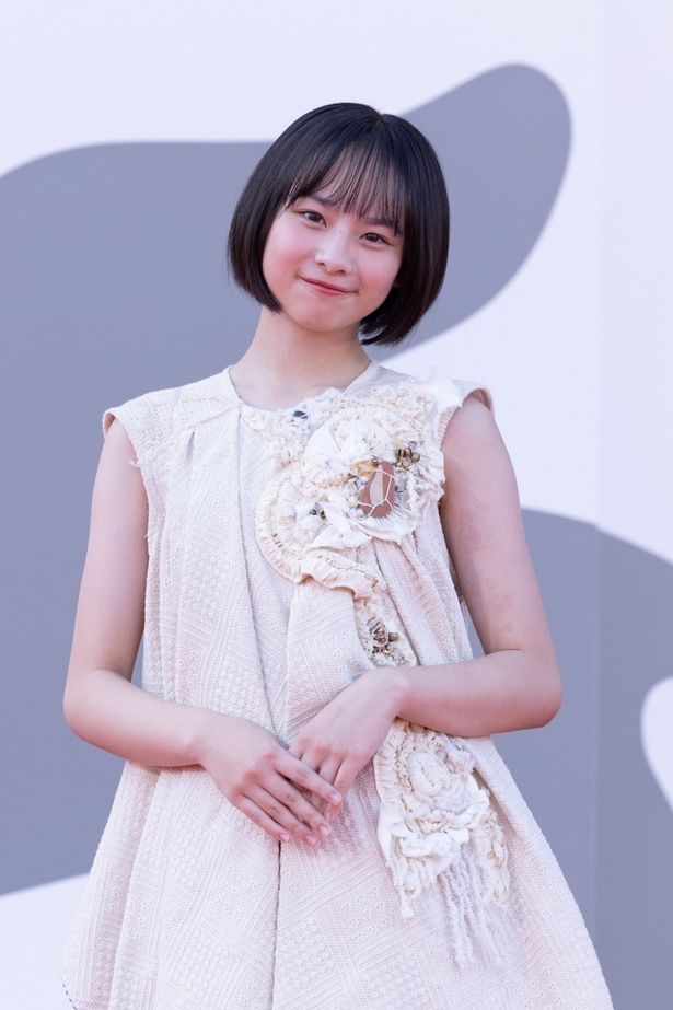 ベージュのドレスをまとった七瀬ふうり