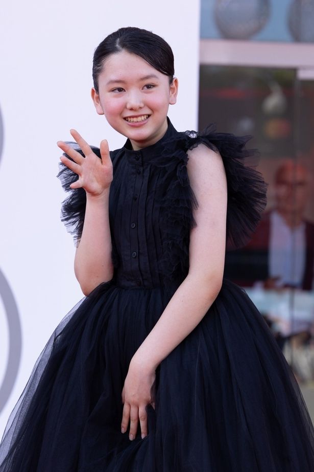 黒のドレスに身を包んだ岡田六花