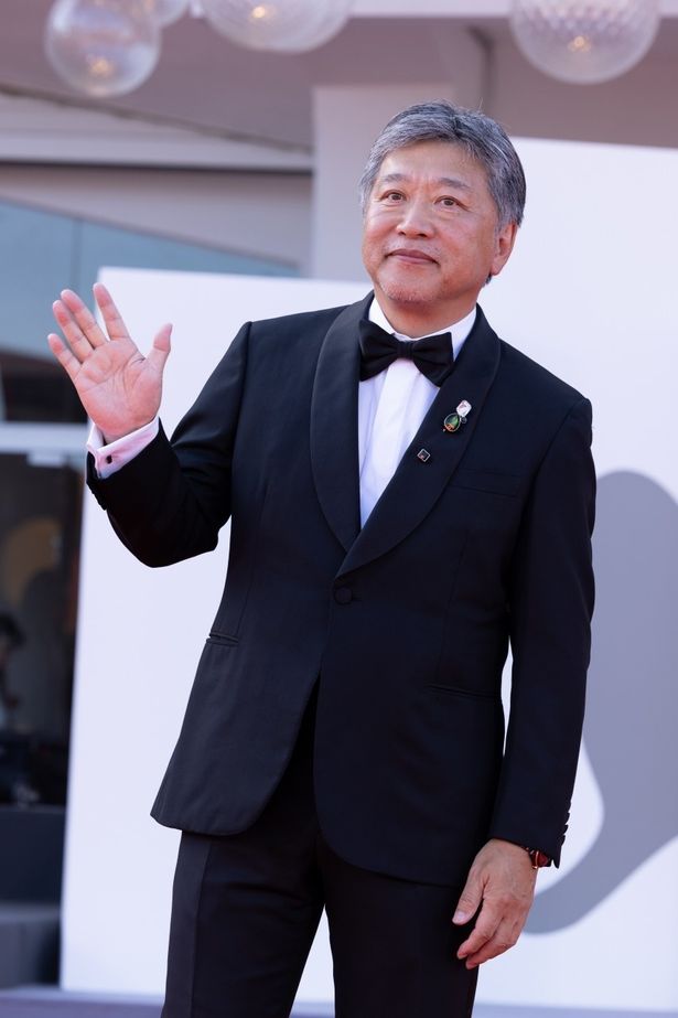是枝裕和監督が黒タキシード姿で登場