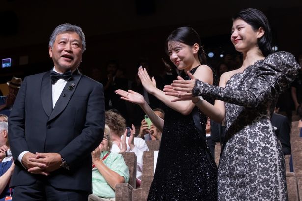 拍手を浴びる是枝裕和監督とキャスト陣