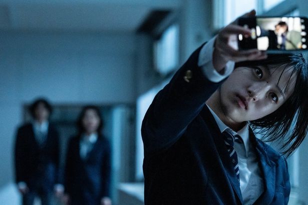 【写真を見る】『呪いのスマホ』より本予告映像と場面写真が到着