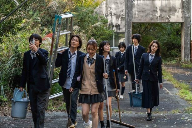 バケツやモップを手にこれから起こる凄惨な最期を知る由もなく和気あいあいと立入禁止の旧校舎へ向かうユラたち