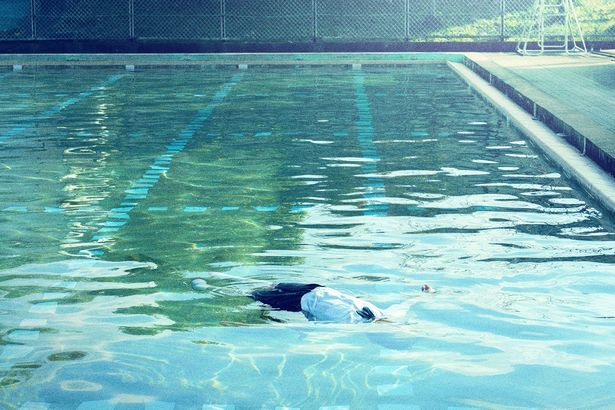 冷たいプールに力なく浮かんだ生徒