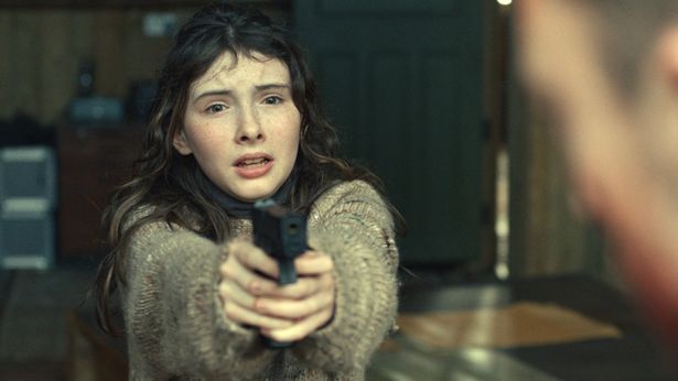 ステイサム演じるメイソンに命を助けられたジェシー。2人の家族のような掛け合いにも注目