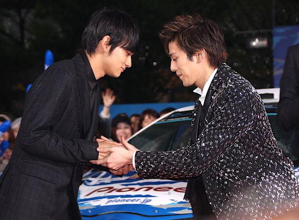 【写真を見る】ガッチリ握手を交わした新田真剣佑と北村匠海