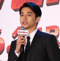 北村匠海、“ライバル”新田真剣佑の肉体美に脱帽！「ヤバイ、筋肉