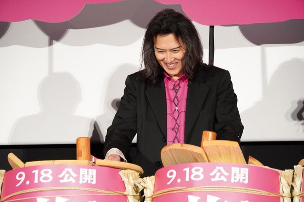 【写真を見る】尾上松也、“八つ”の酒樽で鏡開き