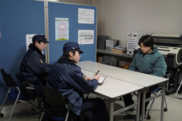 警察の疑いの目をかいくぐろうとする航