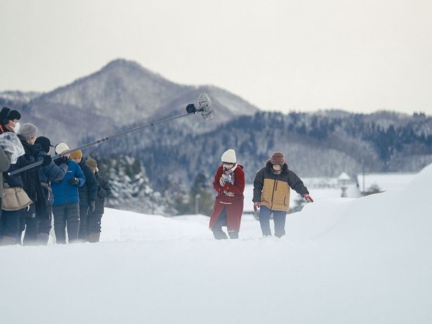 降り積もった雪の上を踏み歩く足音など音の演出にも注目(『ルックバック』)